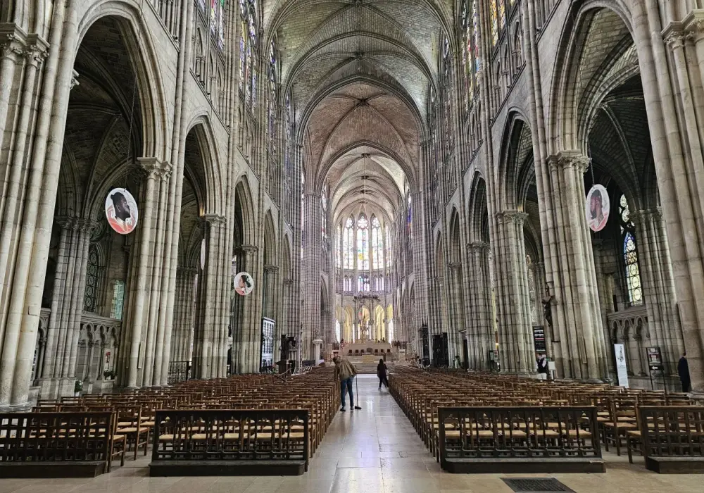 Bazylika Saint-Denis: Gotyk, królowie i praktyczny przewodnik