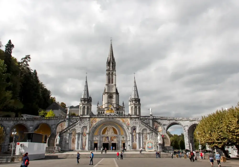 Lourdes: Sanktuarium, cuda i pielgrzymka do serca Francji