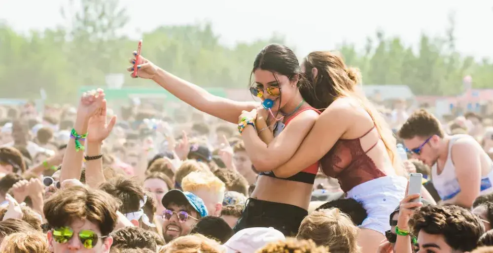 Idealny outfit na koncert: jak uniknąć modowych wpadek i wyglądać świetnie