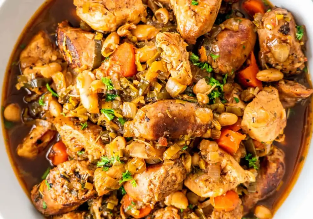 Cassoulet: Przepis na tradycyjną potrawę, która zaskoczy Twoich gości