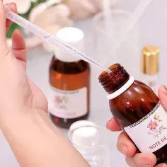 Tworzenie zapachu w muzeum perfum w Paryżu. Kropla esencji z pipety do buteleczki "Note de Fond".