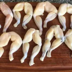 Gdzie zjeść żabie udka w Paryżu? Odkryj najlepsze restauracje