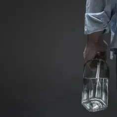 Czy wódka się pali? Fakty o jej palności i zagrożeniach