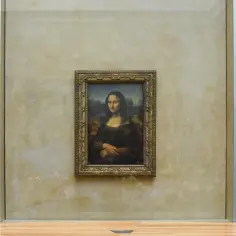 Słynny obraz Mona Lisa wisi za szybą w muzeum. To właśnie tutaj jest Mona Lisa.