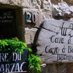Au 20, Cave à vins, Cave à Bières... Bistronomie. Tu veux savoir ile kosztuje po francusku? Zapytaj w Au 20!