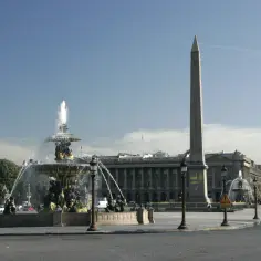 Fontanny i obelisk na placu Zgody w Paryżu.