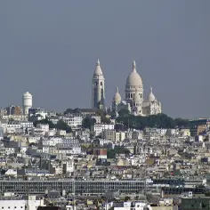 Widok na wzgórze Montmartre, serce 18 dzielnicy Paryża, z bazyliką Sacré-Cœur górującą nad miastem.