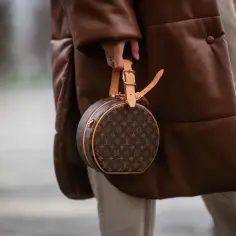 Ile zarabia pracownik Louis Vuitton? Zaskakujące wynagrodzenia w modzie