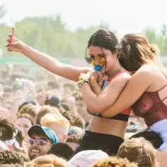 Idealny outfit na koncert: jak uniknąć modowych wpadek i wyglądać świetnie