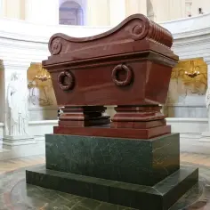 Monumentalny sarkofag z czerwonego porfiru, gdzie jest pochowany Napoleon, otoczony marmurowymi posągami w paryskim kościele Inwalidów.