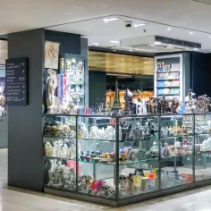 Sklep z pamiątkami w Paryżu. W witrynach mnóstwo figurek, miniatur Wieży Eiffla i innych paryskich symboli. Idealne miejsce, gdzie kupić pamiątki w Paryżu.