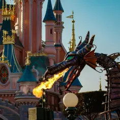 Smok ziejący ogniem przed zamkiem w Disneylandzie Paryż. Niezapomniane atrakcje czekają!