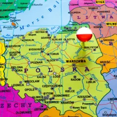 Mapa Europy Środkowej z zaznaczonymi regionami, w tym Polską, Niemcami i Czechami. Flaga Polski umieszczona nad Warszawą.