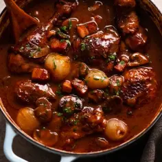 Coq au Vin: Przepis na idealne duszone mięso, które zachwyci smakoszy