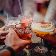 Ile kalorii ma 100 ml wódki smakowej? Zaskakujące różnice!