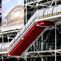 Szklane ruchome schody Centrum Pompidou w Paryżu, symbol nowoczesnej architektury, z której słynie Francja.