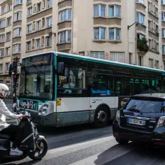 Paryż: autobus Île-de-France i skuter na ulicy, część drogi do centrum z lotniska Charles de Gaulle.