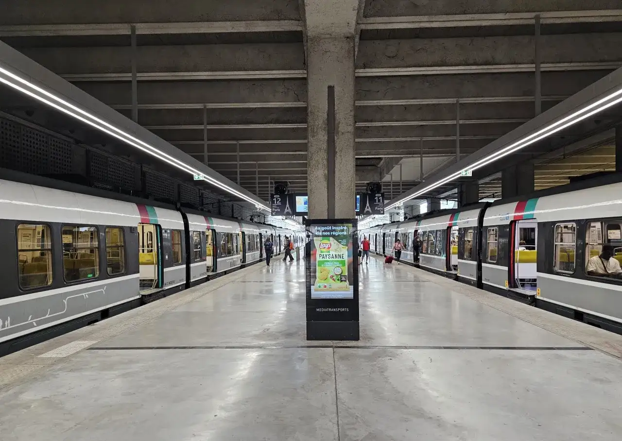 Paryż lotnisko Charles de Gaulle: pociągi RER czekają na pasażerów, ułatwiając dojazd do centrum.