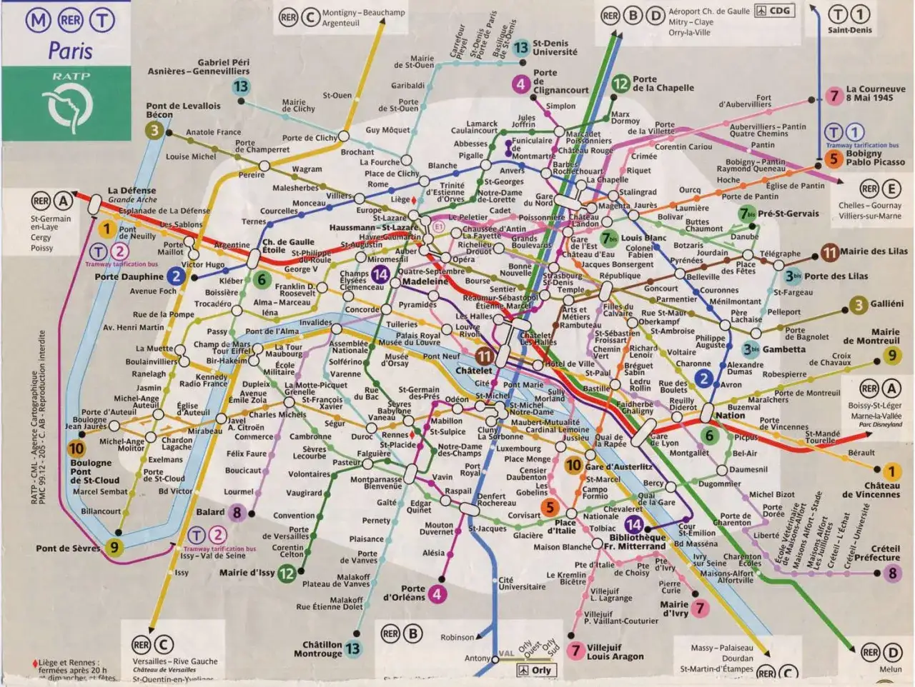 Mapa paryskiej aglomeracji z liniami metra i RER.