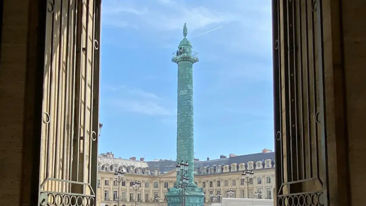 Kolumna Vendôme, symbol 1 dzielnicy Paryża, góruje nad placem.