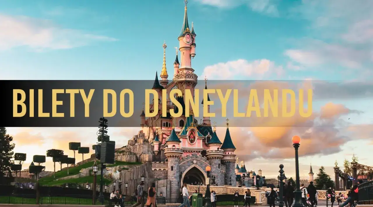 Zamek w Disneylandzie, ludzie spacerują. Sprawdź bilety Disneyland cena i zaplanuj magiczną podróż!