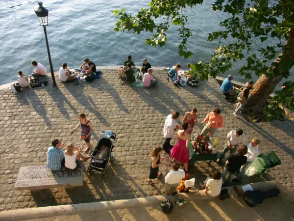 Picie alkoholu we Francji: Czy można w parku? Prawo i zasady