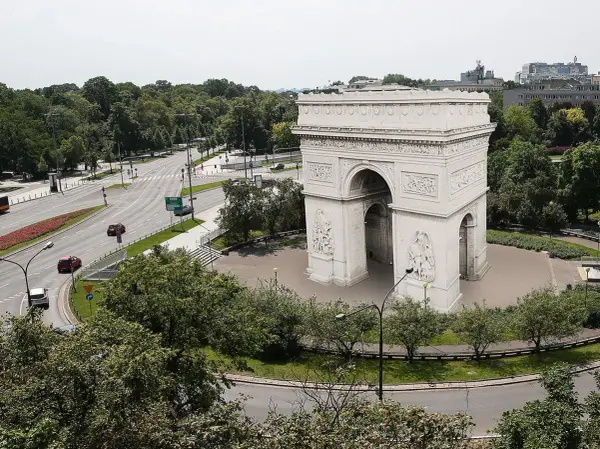 Polskie miasta na Łuku Triumfalnym: Odkryj ich historię