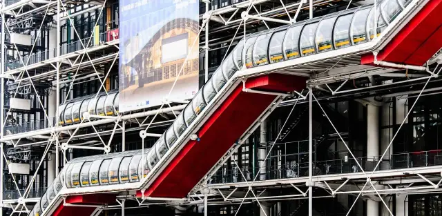 Szklane ruchome schody Centrum Pompidou w Paryżu, symbol nowoczesnej architektury, z której słynie Francja.