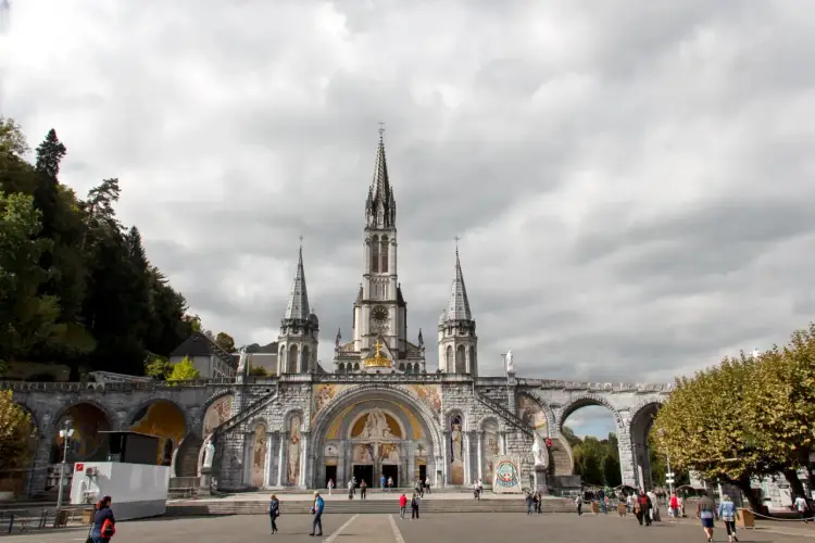 Lourdes: Sanktuarium, cuda i pielgrzymka do serca Francji